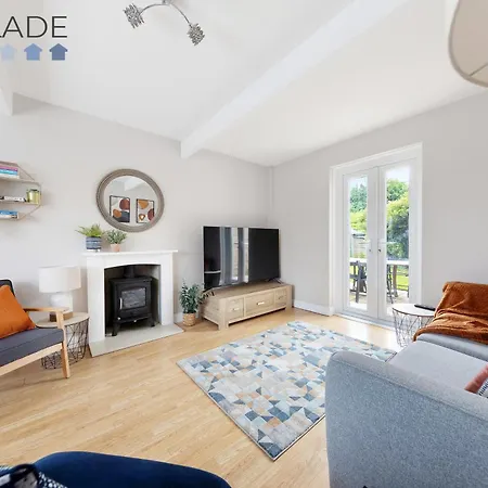 3 Bed, 2 Bath, Sleeps 6, With Free Parking & Wifi, Ideal For Contractors And Families Basingstoke Exterior photo