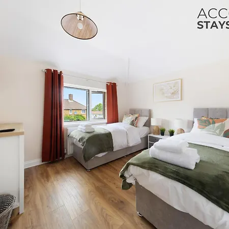 3 Bed, 2 Bath, Sleeps 6, With Free Parking & Wifi, Ideal For Contractors And Families Basingstoke Exterior photo