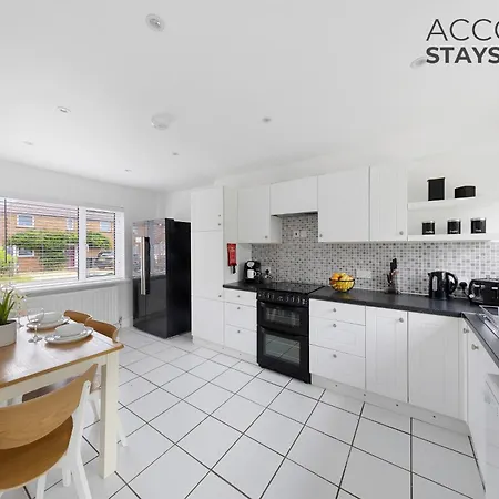 3 Bed, 2 Bath, Sleeps 6, With Free Parking & Wifi, Ideal For Contractors And Families Basingstoke Exterior photo