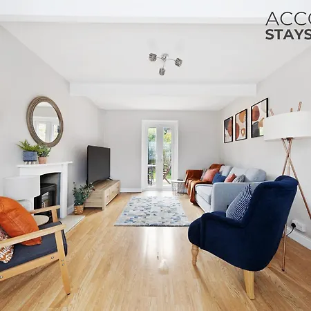 3 Bed, 2 Bath, Sleeps 6, With Free Parking & Wifi, Ideal For Contractors And Families Basingstoke Exterior photo
